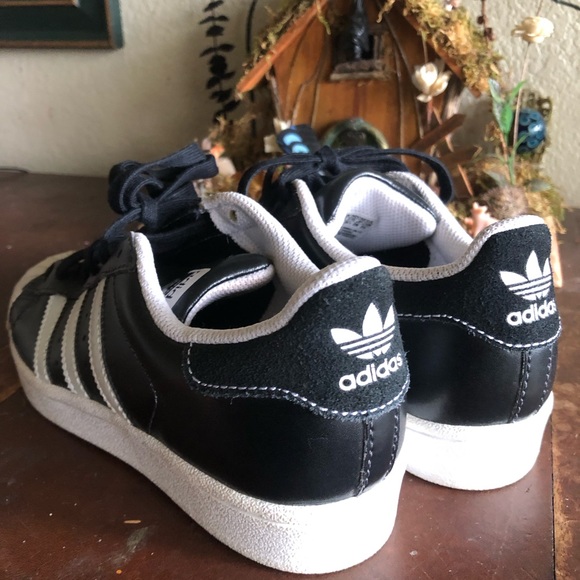 Adidas shell toes sneaker. - Picture 3 of 4